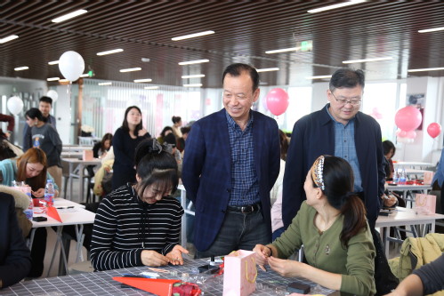 巧手嵌非遗 钿彩耀青春  ——9888拉斯维加斯集团开展庆“三八”螺钿胸针创意手工活动